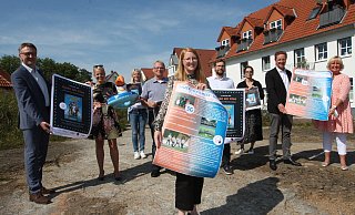 (v. l.) Martin Herbst und Iris Stockfleth von der Volksbank Brilon-Büren-Salzkotten, Stefanie Herting (Salzkotten Marketing), Caterer Josef Burs, Magdalena Gröblinghoff (Warsteiner Brauerei), Alexander Clasen (Polux by Cineplex Paderborn), Katja Stieren (Salzkotten Marketing), sowie Bürgermeister Ulrich Berger und Monika Werner (Stadt Salzkotten) freuen sich auf das Event. - Uwe Müller (v. l.) Martin Herbst und Iris Stockfleth von der Volksbank Brilon-Büren-Salzkotten, Stefanie Herting (Salzkotten Marketing), Caterer Josef Burs, Magdalena Gröblinghoff (Warsteiner Brauerei), Alexander Clasen (Polux by Cineplex Paderborn), Katja Stieren (Salzkotten Marketing), sowie Bürgermeister Ulrich Berger und Monika Werner (Stadt Salzkotten) freuen sich auf das Event. - Uwe Müller