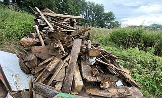 Fundort Löhne: Diese Ladung wurde auf einer Wiese neben A30 abgekippt. - Dirk Windmöller Fundort Löhne: Diese Ladung wurde auf einer Wiese neben A30 abgekippt. - Dirk Windmöller