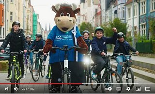 Auch Arminia-Maskottchen Lohmann ist im "Bielefeld fährt Rad"-Video zu sehen. - Stadt Bielefeld Auch Arminia-Maskottchen Lohmann ist im "Bielefeld fährt Rad"-Video zu sehen. - Stadt Bielefeld