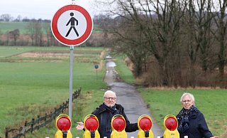 Rainer und Annegret Maukisch hatten sich wegen der Sperrung des Grillenwegs an die Gemeinde Hiddenhausen gewandt. Mit Erfolg. Der offiziell ausgewiesene Wanderweg soll bald wieder nutzbar sein. - Claus Frickemeier Rainer und Annegret Maukisch hatten sich wegen der Sperrung des Grillenwegs an die Gemeinde Hiddenhausen gewandt. Mit Erfolg. Der offiziell ausgewiesene Wanderweg soll bald wieder nutzbar sein. - Claus Frickemeier