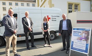 Werbegemeinschafts-Vorsitzender Uwe Seibel (v. l.), André Brandt, Ordnungsdezernent und Krisenstabsleiter des Kreises Paderborn, Mandy Bittner-Schweter, DRK-Mitarbeiterin im Impfzentrum des Kreises Paderborn und Landrat Christoph Rüther bringen die Impfangebote zu den Menschen. - Kreis Paderborn Werbegemeinschafts-Vorsitzender Uwe Seibel (v. l.), André Brandt, Ordnungsdezernent und Krisenstabsleiter des Kreises Paderborn, Mandy Bittner-Schweter, DRK-Mitarbeiterin im Impfzentrum des Kreises Paderborn und Landrat Christoph Rüther bringen die Impfangebote zu den Menschen. - Kreis Paderborn
