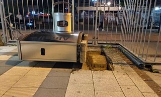 Der Unbekannte trat im Gebäude des Hauptbahnhofs und oben auf dem Bahnsteig mehrere Mülltonnen um. - Foto: Bundespolizei Der Unbekannte trat im Gebäude des Hauptbahnhofs und oben auf dem Bahnsteig mehrere Mülltonnen um. - Foto: Bundespolizei
