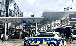 Die Polizei suchte vergeblich nach dem Mann, der vor Zeugen eine Frau geschlagen soll. - Symbolfoto: Jens Reichenbach Die Polizei suchte vergeblich nach dem Mann, der vor Zeugen eine Frau geschlagen soll. - Symbolfoto: Jens Reichenbach
