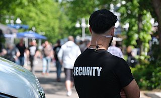 Ein Mitarbeiter eines privaten Sicherheitsdienstes passt an Christi Himmelfahrt im Auftrag der Gaststätte New Orleans auf die Vatertagsfeiernden auf. Auch der Bürgermeister hat jetzt Schwarze Sheriffs angeheuert. - Ulf Hanke Ein Mitarbeiter eines privaten Sicherheitsdienstes passt an Christi Himmelfahrt im Auftrag der Gaststätte New Orleans auf die Vatertagsfeiernden auf. Auch der Bürgermeister hat jetzt Schwarze Sheriffs angeheuert. - Ulf Hanke