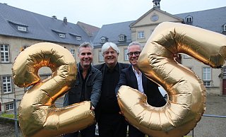 Intendant Harald Schwaiger (v.l.), Vorsitzender des Vereins Freunde des Klosters Dalheim Hans-Dieter Seidensticker und Museumsdirektor Ingo Grabowsky feiern im kommden 25 Jahre Dalheimer Sommer. - Felix Schwien Intendant Harald Schwaiger (v.l.), Vorsitzender des Vereins Freunde des Klosters Dalheim Hans-Dieter Seidensticker und Museumsdirektor Ingo Grabowsky feiern im kommden 25 Jahre Dalheimer Sommer. - Felix Schwien