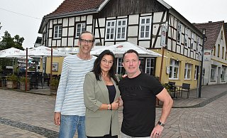 Jonka Boge übergibt das Steinhäger Häuschen an Maida und Ilias Ntinos. Damit erfüllt sich für das branchenerfahrene Steinhagener Ehepaar ein lang gehegter Gastro-Traum. - Birgit Nolte Jonka Boge übergibt das Steinhäger Häuschen an Maida und Ilias Ntinos. Damit erfüllt sich für das branchenerfahrene Steinhagener Ehepaar ein lang gehegter Gastro-Traum. - Birgit Nolte