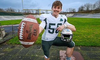 Mit voller Montur in der Radrennbahn, wo Moritz Gotzmann und die Bulldogs zum Teil trainieren. Foto: Andreas Zobe - Foto: Andreas Zobe/NW Mit voller Montur in der Radrennbahn, wo Moritz Gotzmann und die Bulldogs zum Teil trainieren. Foto: Andreas Zobe - Foto: Andreas Zobe/NW