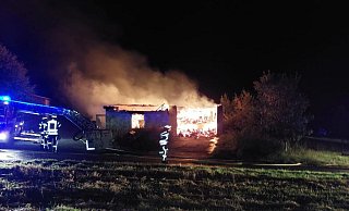 In dem Stallgebäude lagerten rund 200 große Quaderballen Heu. - Feuerwehr Lichtenau In dem Stallgebäude lagerten rund 200 große Quaderballen Heu. - Feuerwehr Lichtenau