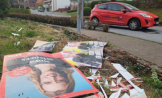 Zerstörte Wahlplakate sind ein Ärgernis, denn vor allem ehrenamtliche Helfer müssen sich darum kümmern, dass sie entsorgt und ersetzt werden. - David Schellenberg Zerstörte Wahlplakate sind ein Ärgernis, denn vor allem ehrenamtliche Helfer müssen sich darum kümmern, dass sie entsorgt und ersetzt werden. - David Schellenberg