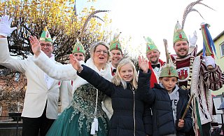 Steinheims Narren feiern das neue Kinderprinzenpaar der StKG: Lena Brockmann und Adam Alani regieren ab sofort ihr junges Narrenvolk der Emmerstadt. - Madita Schellenberg Steinheims Narren feiern das neue Kinderprinzenpaar der StKG: Lena Brockmann und Adam Alani regieren ab sofort ihr junges Narrenvolk der Emmerstadt. - Madita Schellenberg