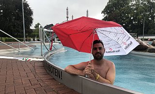 "NW"-Autor Matthias Reiprich hat sich getraut und den strömenden Regen genutzt, um ins Freibad zu gehen. - Fabia Lulis "NW"-Autor Matthias Reiprich hat sich getraut und den strömenden Regen genutzt, um ins Freibad zu gehen. - Fabia Lulis
