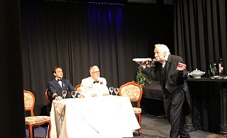 Manfred Schlaffer (r.) versinkt geradezu in der Paderborner Inszenierung seiner Rolle als "Butler James", während "Admiral von Schneider" (Bassel Hamoud/l.) und "Mr. Pommeroy" (Erhard Schrebb) dem Treiben zuschauen. - Moritz Jülich Manfred Schlaffer (r.) versinkt geradezu in der Paderborner Inszenierung seiner Rolle als "Butler James", während "Admiral von Schneider" (Bassel Hamoud/l.) und "Mr. Pommeroy" (Erhard Schrebb) dem Treiben zuschauen. - Moritz Jülich