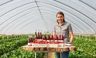 Katharina Eßer vom Ulenburger Landbau bietet neben ihren lokalen Erdbeeren weitere Produkte aus den süßen, roten Früchten: Erdbeer Secco, Apero, Kinder Schampus sowie Fruchtaufstriche aus Erdbeeren (zur Zeit ausverkauft) und Himbeeren. - Copyright 2023 Wencke Meckenstock . All rights reserved. Katharina Eßer vom Ulenburger Landbau bietet neben ihren lokalen Erdbeeren weitere Produkte aus den süßen, roten Früchten: Erdbeer Secco, Apero, Kinder Schampus sowie Fruchtaufstriche aus Erdbeeren (zur Zeit ausverkauft) und Himbeeren. - Copyright 2023 Wencke Meckenstock . All rights reserved.
