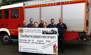 Holger Menzel (v. l.), Philipp Kipp, Larissa Perner, Karsten Perner, Sarah Tütünlü, Alexander Gören und Volker Prüßner von der Löschgruppe Obernbeck der Freiwilligen Feuerwehr laden zum 17. Seifenkistenrennen ein. - Anthea Moschner Holger Menzel (v. l.), Philipp Kipp, Larissa Perner, Karsten Perner, Sarah Tütünlü, Alexander Gören und Volker Prüßner von der Löschgruppe Obernbeck der Freiwilligen Feuerwehr laden zum 17. Seifenkistenrennen ein. - Anthea Moschner