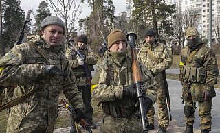 Ein Mitglied der ukrainischen Territorialen Verteidigungskräfte hält eine Panzerabwehrwaffe in einem Park am Stadtrand von Kiew. - Efrem Lukatsky/AP/dpa Ein Mitglied der ukrainischen Territorialen Verteidigungskräfte hält eine Panzerabwehrwaffe in einem Park am Stadtrand von Kiew. - Efrem Lukatsky/AP/dpa