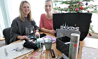 Chrissie Schirbel (l.) und Ulrike Riesen zeigen eine Auswahl der nahezu unbegrenzten Möglichkeiten an Produkten. - Simone Flörke Chrissie Schirbel (l.) und Ulrike Riesen zeigen eine Auswahl der nahezu unbegrenzten Möglichkeiten an Produkten. - Simone Flörke