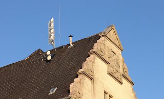 Die Lautsprecher auf dem First des Königin-Mathilde-Gymnasiums in Herford sind eine Sirene neuer Bauart. Insgesamt gibt es im Kreisgebiet mehr als 50 Standorte. - Peter Steinert Die Lautsprecher auf dem First des Königin-Mathilde-Gymnasiums in Herford sind eine Sirene neuer Bauart. Insgesamt gibt es im Kreisgebiet mehr als 50 Standorte. - Peter Steinert