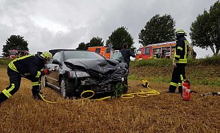 Feuerwehrleute müssen auch in Pandemiezeiten immer einsatzbereit sein, wie hier bei einem Unfall in Vörden. 100-prozentigen Schutz vor Ansteckung gibt es aber nicht. - David Schellenberg Feuerwehrleute müssen auch in Pandemiezeiten immer einsatzbereit sein, wie hier bei einem Unfall in Vörden. 100-prozentigen Schutz vor Ansteckung gibt es aber nicht. - David Schellenberg
