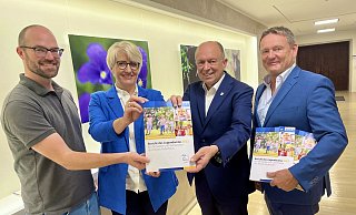 Roland Gladbach (v. l.), Annette Mühlenhoff, Christoph Rüther und Günther Uhrmeister stellen den Jugendamtsbericht vor. - Jens Reddeker Roland Gladbach (v. l.), Annette Mühlenhoff, Christoph Rüther und Günther Uhrmeister stellen den Jugendamtsbericht vor. - Jens Reddeker
