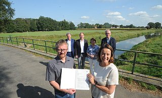 Den Förderbescheid für die neue Brücke zwischen den beiden Ströhens überreichte Regierungspräsidentin Anna Bölling an Matthias Schubert. Dabei waren unter anderem auch die beiden Bürgermeister Bert Honsel, Matthias Kreye sowie Bianca Winkelmann und Olaf Stührmeier. Foto: Joern Spreen-Ledebur - Joern Spreen-Ledebur Den Förderbescheid für die neue Brücke zwischen den beiden Ströhens überreichte Regierungspräsidentin Anna Bölling an Matthias Schubert. Dabei waren unter anderem auch die beiden Bürgermeister Bert Honsel, Matthias Kreye sowie Bianca Winkelmann und Olaf Stührmeier. Foto: Joern Spreen-Ledebur - Joern Spreen-Ledebur