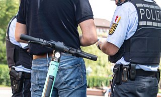 Die Polizei stellt häufig bei den E-Scooter-Fahrern mangelndes Regelwissen fest. - Symbolfoto: picture alliance / dpa Die Polizei stellt häufig bei den E-Scooter-Fahrern mangelndes Regelwissen fest. - Symbolfoto: picture alliance / dpa