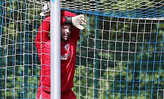 Fußball-Landesliga: FC Bad Oeynhausen - TuS Bruchmühlen 3:0. TuS-Torwart Robin Rentz stellt seine Abwehrmauer. Er war der beste Akteur bei seinem Team mit einigen guten Paraden - und verhinderte Gegentreffer. - Egon Bieber Fußball-Landesliga: FC Bad Oeynhausen - TuS Bruchmühlen 3:0. TuS-Torwart Robin Rentz stellt seine Abwehrmauer. Er war der beste Akteur bei seinem Team mit einigen guten Paraden - und verhinderte Gegentreffer. - Egon Bieber