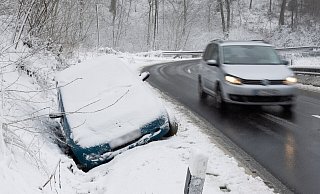 Ein Auto ist bei Bielefeld in einen Straßengraben gerutscht. Nach den sonnigen Frühlingstagen hat sich der Winter noch einmal zurück gemeldet. - dpa Ein Auto ist bei Bielefeld in einen Straßengraben gerutscht. Nach den sonnigen Frühlingstagen hat sich der Winter noch einmal zurück gemeldet. - dpa