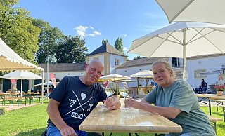 Peter Witt (v. l.) und Simone Hüser aus Verl sind Wiederholungstäter. Sie kommen so gut wie jedes Jahr zum Weindorf und genießen den Wein aus ganz Deutschland. - Dana Johanna Stoll Peter Witt (v. l.) und Simone Hüser aus Verl sind Wiederholungstäter. Sie kommen so gut wie jedes Jahr zum Weindorf und genießen den Wein aus ganz Deutschland. - Dana Johanna Stoll