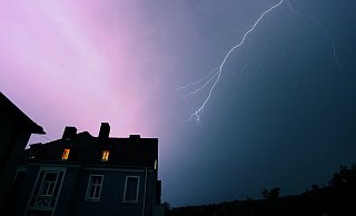 Markante Wetterereignisse im Kreis Gütersloh haben in den vergangenen Jahren deutlich zugenommen. Wichtige Frage also: Ist mein Zuhause ausreichend geschützt - und versichert? - picture alliance/dpa Markante Wetterereignisse im Kreis Gütersloh haben in den vergangenen Jahren deutlich zugenommen. Wichtige Frage also: Ist mein Zuhause ausreichend geschützt - und versichert? - picture alliance/dpa