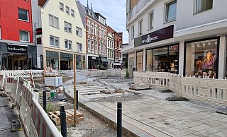 Diese Aussicht haben die an der Baustelle anliegenden Geschäfte und ihre Besucher schon seit längerer Zeit. Die Bauarbeiten wurden letztes Wochenende wieder aufgenommen, um die Mängel bei der Pflasterung zu beheben. - Matilda Buchmann Diese Aussicht haben die an der Baustelle anliegenden Geschäfte und ihre Besucher schon seit längerer Zeit. Die Bauarbeiten wurden letztes Wochenende wieder aufgenommen, um die Mängel bei der Pflasterung zu beheben. - Matilda Buchmann