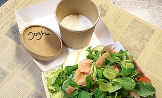 Speisen zum Abholen oder Liefern müssen nicht in Styropor und Plastik verpackt werden. Bald sollen Gastronomen ganz auf den Gebrauch von Plastik verzichten. - Johanna Schöttler - Brand-s Speisen zum Abholen oder Liefern müssen nicht in Styropor und Plastik verpackt werden. Bald sollen Gastronomen ganz auf den Gebrauch von Plastik verzichten. - Johanna Schöttler - Brand-s