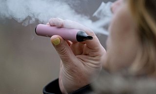 Durch Geschmacksrichtungen wie Erdbeere oder Mango, aber auch durch Darstellungen auf TikTok zielten Vapes – Einweg-E-Zigaretten, die für wenige Euro am Kiosk zu bekommen sind und mit denen eine nikotinhaltige Flüssigkeit eingedampft wird – ganz klar auf sehr junge Leute ab, so Experten. - picture alliance/dpa Durch Geschmacksrichtungen wie Erdbeere oder Mango, aber auch durch Darstellungen auf TikTok zielten Vapes – Einweg-E-Zigaretten, die für wenige Euro am Kiosk zu bekommen sind und mit denen eine nikotinhaltige Flüssigkeit eingedampft wird – ganz klar auf sehr junge Leute ab, so Experten. - picture alliance/dpa