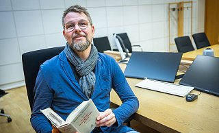 Rechtspfleger Christian Wintermeyer im Saal 18 des Amtsgerichts, dem Ort der Zwangsversteigerungen. - Sarah Jonek Fotografie Rechtspfleger Christian Wintermeyer im Saal 18 des Amtsgerichts, dem Ort der Zwangsversteigerungen. - Sarah Jonek Fotografie