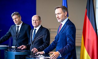 Halten sie durch? Die Chefs der Ampel-Parteien: Robert Habeck (Grüne, v. l.), Olaf Scholz (SPD) und Christian Lindner (FDP). - Dpa Halten sie durch? Die Chefs der Ampel-Parteien: Robert Habeck (Grüne, v. l.), Olaf Scholz (SPD) und Christian Lindner (FDP). - Dpa