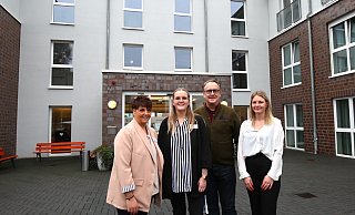 Einrichtungsleiterin Claudia Fischer (v. l.), Pflegedienstleiterin Justine Siemering, geschäftsführender Gesellschafter Jens Tegeler und Denise Lawrenz, Trainee zur Einrichtungsleitung, standen Bewohnern, Angehörigen und Interessenten als Ansprechpartner zur Verfügung. - Ilka Gülker Einrichtungsleiterin Claudia Fischer (v. l.), Pflegedienstleiterin Justine Siemering, geschäftsführender Gesellschafter Jens Tegeler und Denise Lawrenz, Trainee zur Einrichtungsleitung, standen Bewohnern, Angehörigen und Interessenten als Ansprechpartner zur Verfügung. - Ilka Gülker