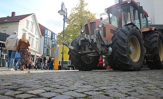 Vor dem Rathaus erwarteten die Besucher mehrere Traktoren. - Jan-Henrik Gerdener Vor dem Rathaus erwarteten die Besucher mehrere Traktoren. - Jan-Henrik Gerdener