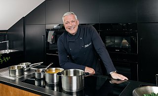 Kocht für Miele und auf Miele-Geräten: Der aus vielen TV-Sendungen bekannte Koch Alexander Hermann. - marinageckeler.com Kocht für Miele und auf Miele-Geräten: Der aus vielen TV-Sendungen bekannte Koch Alexander Hermann. - marinageckeler.com