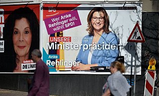 Menschen gehen im Saarland an einem Poster vorbei, das für die SPD-Politikerin Anke Rehlinger wirbt. - JEAN-CHRISTOPHE VERHAEGEN/AFP Menschen gehen im Saarland an einem Poster vorbei, das für die SPD-Politikerin Anke Rehlinger wirbt. - JEAN-CHRISTOPHE VERHAEGEN/AFP