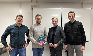 Freuen sich über den gelungenen Besuch des Staatssekretärs: Frederik Kahmen (Fachlehrer für Sozialwissenschaften St. Michael) (v.l.), Frederik Hellfaier (Fachlehrer für Sozialwissenschaften St. Michael), Daniel Sieveke (Staatssekretär im Ministerium für Heimat, Kommunales, Bau und Digitalisierung des Landes NRW) und Claudius Hildmann (Schulleiter des Gymnasium St. Michael Paderborn). - Gesa John Freuen sich über den gelungenen Besuch des Staatssekretärs: Frederik Kahmen (Fachlehrer für Sozialwissenschaften St. Michael) (v.l.), Frederik Hellfaier (Fachlehrer für Sozialwissenschaften St. Michael), Daniel Sieveke (Staatssekretär im Ministerium für Heimat, Kommunales, Bau und Digitalisierung des Landes NRW) und Claudius Hildmann (Schulleiter des Gymnasium St. Michael Paderborn). - Gesa John