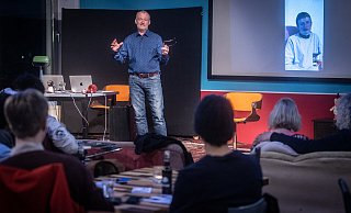 In Wohnzimmeratmosphäre lauschten die Zuhörer Siegmar Schröders Berichten über seinen autistischen Sohn Paul. - Mike-Dennis Müller / www.mdm.photo In Wohnzimmeratmosphäre lauschten die Zuhörer Siegmar Schröders Berichten über seinen autistischen Sohn Paul. - Mike-Dennis Müller / www.mdm.photo