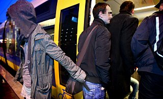 7.000 Euro fand der Taschendieb (wie in dieser gestellten Szene) in einem seiner erbeuteten Geldbörsen. - Sarah Jonek 7.000 Euro fand der Taschendieb (wie in dieser gestellten Szene) in einem seiner erbeuteten Geldbörsen. - Sarah Jonek