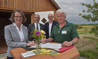 Mit der Unterschrift des Förderbescheids durch den ersten Vorsitzenden Ulrich Klinke (r.) ist die Übergabe offiziell. Darüber freuen sich auch (v.l.) Ministerin Ina Scharrenbach, Bürgermeister Christian Carl und Landtagsabgeordneter Bernhard Hoppe-Biermeyer. - Julia Stratmann Mit der Unterschrift des Förderbescheids durch den ersten Vorsitzenden Ulrich Klinke (r.) ist die Übergabe offiziell. Darüber freuen sich auch (v.l.) Ministerin Ina Scharrenbach, Bürgermeister Christian Carl und Landtagsabgeordneter Bernhard Hoppe-Biermeyer. - Julia Stratmann