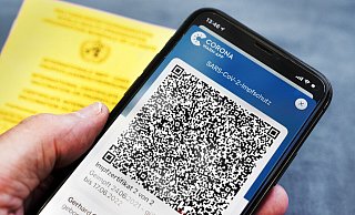 Der Nachweis von Impfungen gegen das Coronavirus, ob in digitaler Form auf dem Smartphone oder im gelben Impfbuch, ist in der Corona-Pandemie enorm wichtig geworden. - epd-bild / Friedrich Stark Der Nachweis von Impfungen gegen das Coronavirus, ob in digitaler Form auf dem Smartphone oder im gelben Impfbuch, ist in der Corona-Pandemie enorm wichtig geworden. - epd-bild / Friedrich Stark