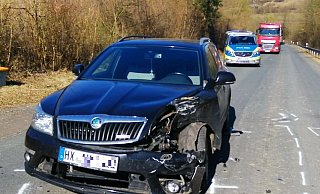 Beim Wenden auf der Straße war der Skoda ein Fahrerin aus Willbadessen mit einem entgegenkommenden Fahrzeug kollidiert. - Burkhard Battran Beim Wenden auf der Straße war der Skoda ein Fahrerin aus Willbadessen mit einem entgegenkommenden Fahrzeug kollidiert. - Burkhard Battran