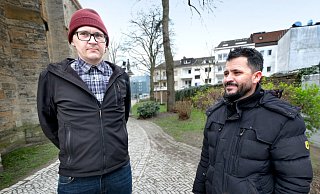 Zurück am Ort des Geschehens: Der Iraker Ismail Haji (rechts) und der Russe Kirill Loginov haben am Donnerstag einen Handtaschenraub in der Gütersloher Innenstadt vereitelt. Die Täter konnten über den Fußweg neben der Martin-Luther-Kirche fliehen. - Andreas Frücht Zurück am Ort des Geschehens: Der Iraker Ismail Haji (rechts) und der Russe Kirill Loginov haben am Donnerstag einen Handtaschenraub in der Gütersloher Innenstadt vereitelt. Die Täter konnten über den Fußweg neben der Martin-Luther-Kirche fliehen. - Andreas Frücht
