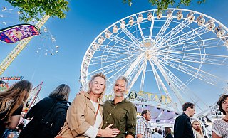 Janine Kemper und Oliver Sturm bummeln entspannt über den Liboriberg. - Besim Mazhiqi Janine Kemper und Oliver Sturm bummeln entspannt über den Liboriberg. - Besim Mazhiqi