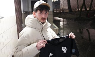 Noch trägt Ali-Emre Cinar das Trikot von Fußball-Bezirksligist Türkgücü Gütersloh. Im Sommer aber schließt sich der 19-Jährige einem neuen Verein an. - Christian Geisler Noch trägt Ali-Emre Cinar das Trikot von Fußball-Bezirksligist Türkgücü Gütersloh. Im Sommer aber schließt sich der 19-Jährige einem neuen Verein an. - Christian Geisler