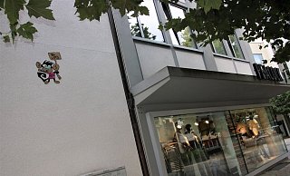 Der Künstler Zike hat in der Innenstadt von Herford seine auf Platten gesprühte Graffitis geklebt. Auch neben der Peacock-Filiale am Linnenbauerplatz klebt einer der Affen. - Dana Johanna Stoll Der Künstler Zike hat in der Innenstadt von Herford seine auf Platten gesprühte Graffitis geklebt. Auch neben der Peacock-Filiale am Linnenbauerplatz klebt einer der Affen. - Dana Johanna Stoll