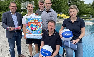 Dirk Herbst (Sparkasse, v. l.), Steffen Willeke (Waldschwimmbad), Frank Zeisberg (DLRG Bad Wünnenberg), Bürgermeister Christian Carl, Christian Beyerstedt und Julia Besse (beide Wöhler) freuen sich auf Sommer, Sonne und Party im Waldschwimmbad. - Stadt Bad Wünnenberg Dirk Herbst (Sparkasse, v. l.), Steffen Willeke (Waldschwimmbad), Frank Zeisberg (DLRG Bad Wünnenberg), Bürgermeister Christian Carl, Christian Beyerstedt und Julia Besse (beide Wöhler) freuen sich auf Sommer, Sonne und Party im Waldschwimmbad. - Stadt Bad Wünnenberg