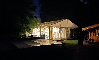 Im Zelt, hier vor der eigentlichen Feier zu sehen, sollte ein DJ für Stimmung auf der Tanzfläche sorgen. - Marc Furchert / privat Im Zelt, hier vor der eigentlichen Feier zu sehen, sollte ein DJ für Stimmung auf der Tanzfläche sorgen. - Marc Furchert / privat